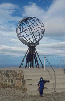 Ich & unterhalb mein Sohn Lenny im August 2016 am Nordkap