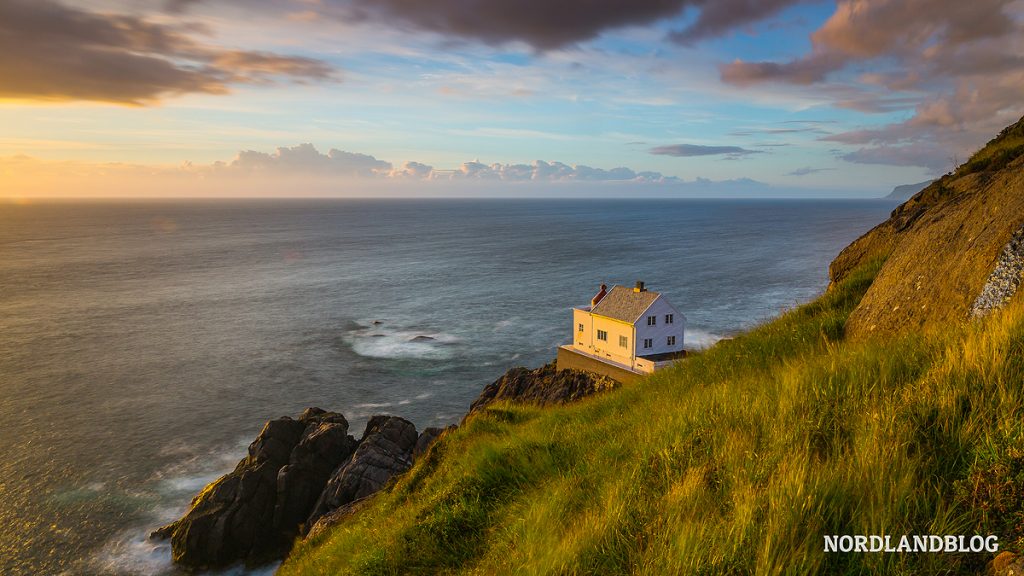 Bild vom Leuchtturm Kråkenes Fyr auf unserem Nordlandblog Roadtrip durch Norwegen Bild vom Leuchtturm Kråkenes Fyr auf unserem Nordlandblog Roadtrip durch Norwegen