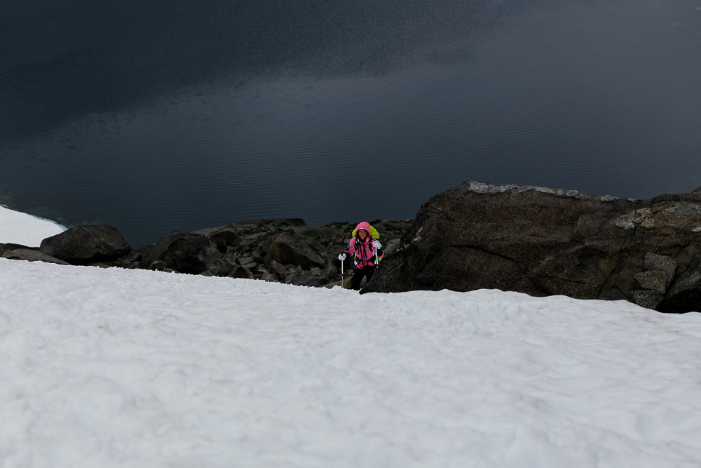 Bild im Jotunheimen: Conny überquert ein Schneefeld im Jotunheimen, Norwegen