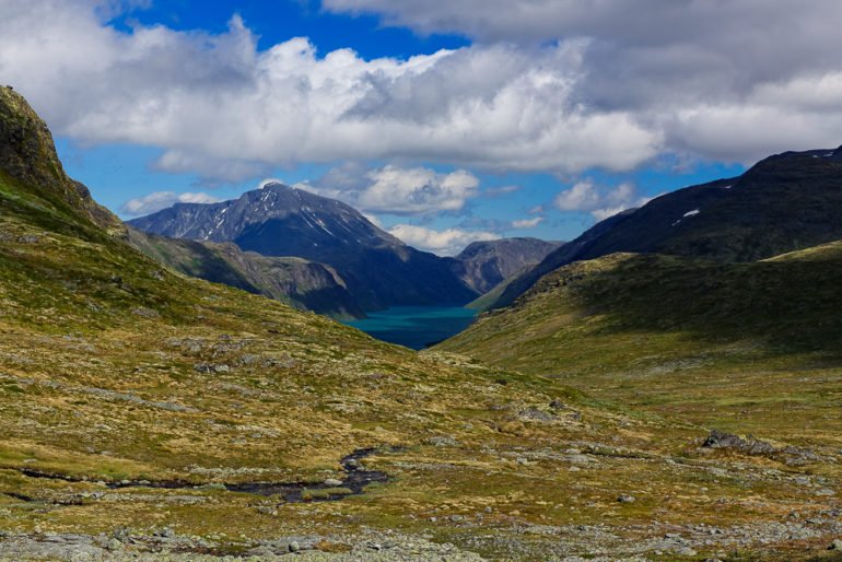 Bild mit Blick auf den Gjendesee im Jotunheimen, Norwegen.