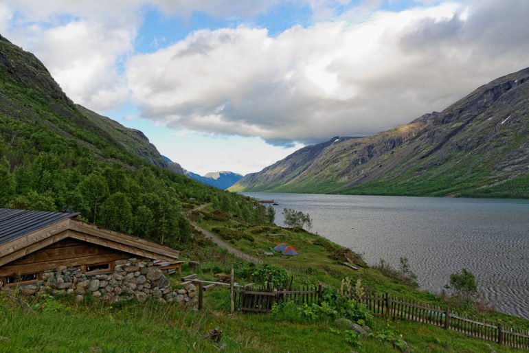 Bild mit Blick auf den Gjende, die friedliche Stimmung im Jotunheimen (Norwegen) ist einmalig.