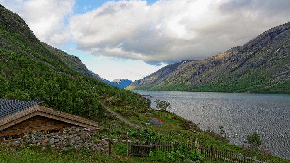 Bild mit Blick auf den Gjende, die friedliche Stimmung im Jotunheimen (Norwegen) ist einmalig.