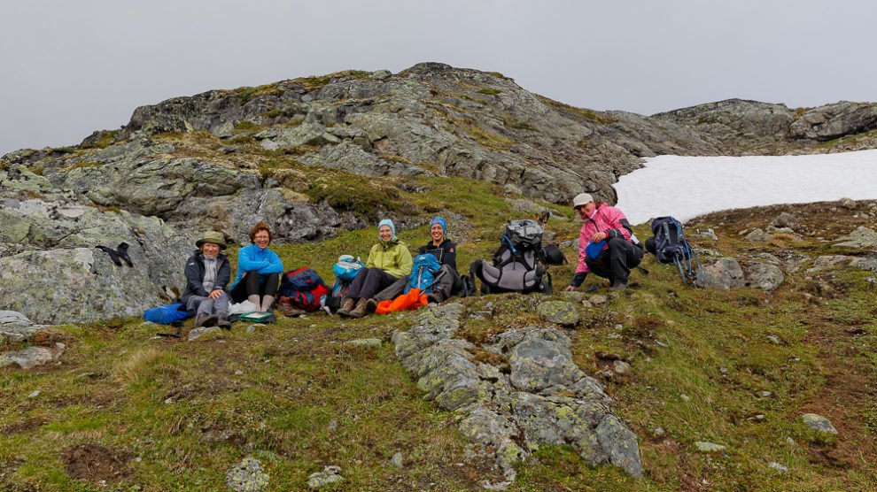 Bild mit anderen Wanderern bei einer spontanen Pause unweit des Gjende Sees im Jotunheimen in Norwegen