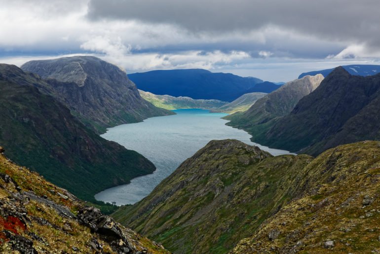 Bild mit Blick vom Sjugurdtinden über den Gjende im Jotunheimen, Norwegen