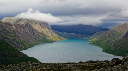 Bild mit Blick auf den schön türkisfarbenen Gjende im Jotunheimen, Norwegen