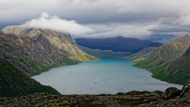 Bild mit Blick auf den schön türkisfarbenen Gjende im Jotunheimen, Norwegen