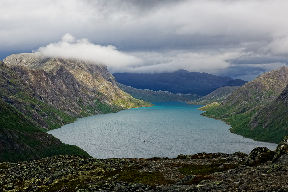 Bild mit Blick auf den schön türkisfarbenen Gjende im Jotunheimen, Norwegen