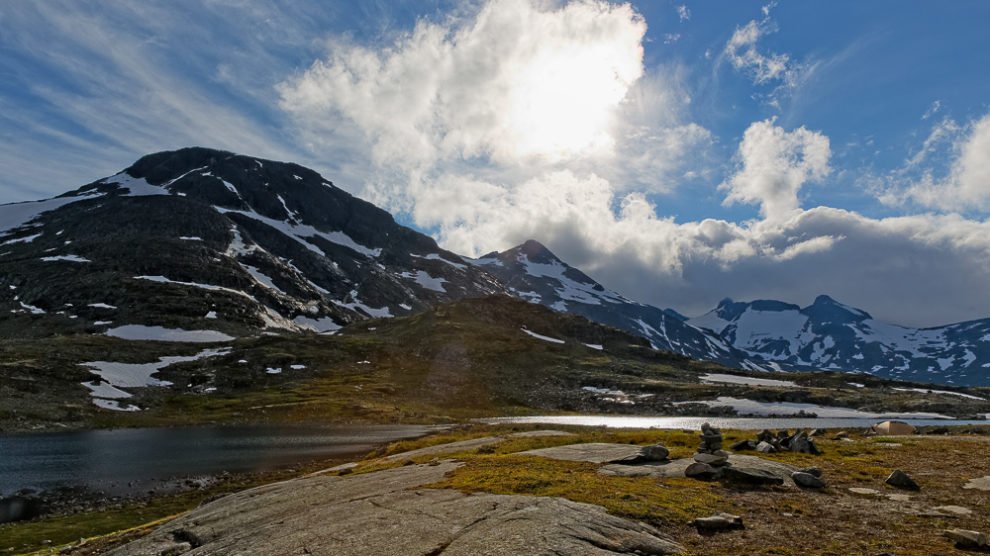 Bild mit Blick auf schneebedeckte Gipfel im Jotunheimen, Norwegen