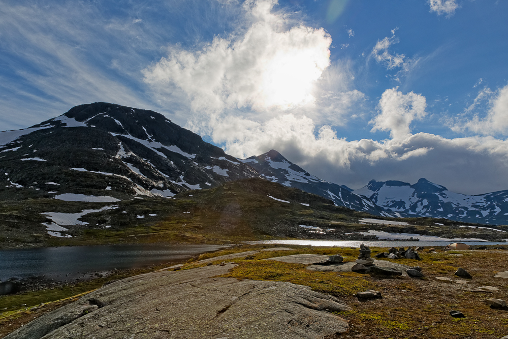 Bild mit Blick auf schneebedeckte Gipfel im Jotunheimen, Norwegen