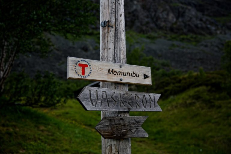 Bild von einem Wegweisen im Jotunheimen in Norwegen