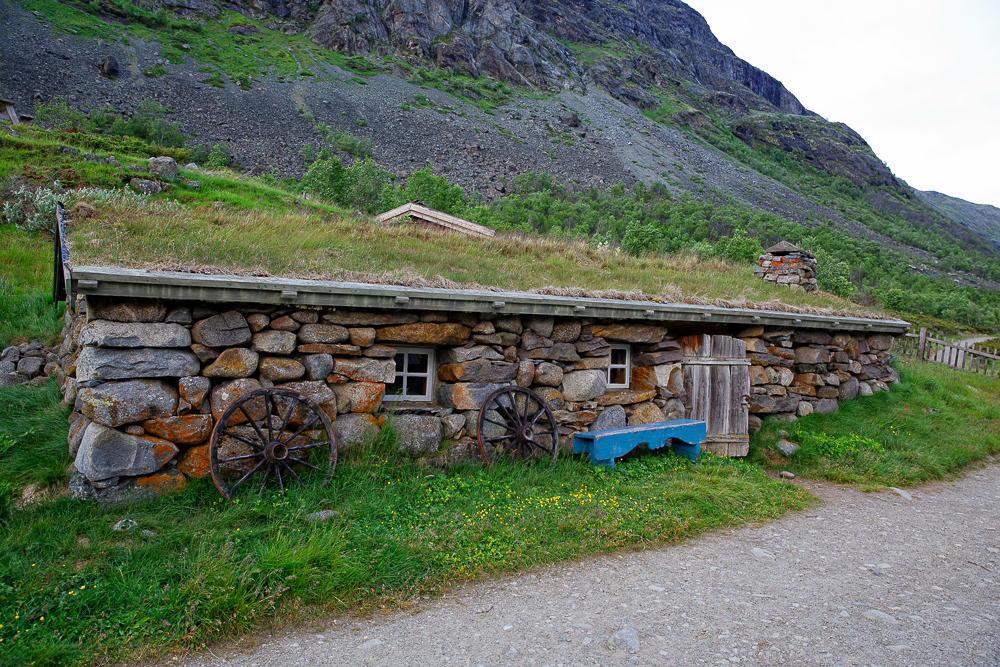 Bild mit historischer alten Hütte direkt am Gjendebu gelegen. Edward Grieg fand hier unter anderem seine Inspiration