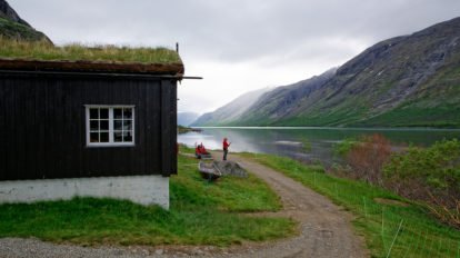 Bild mit einen wunderschönen Blick auf den Gjende, aufgenommen an der Gjendebu im Jotunheimen, Norwegen