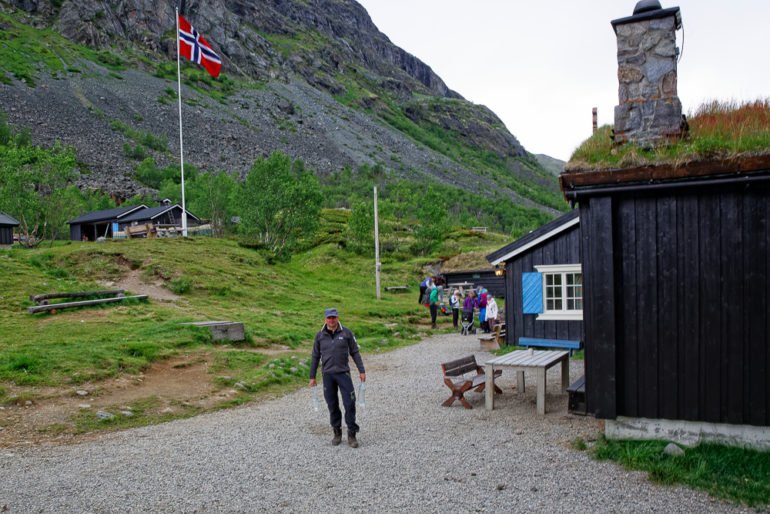 Bild mit Sirko an der Gjendebu. Der populären Hütte im Jotunheimen in Norwegen