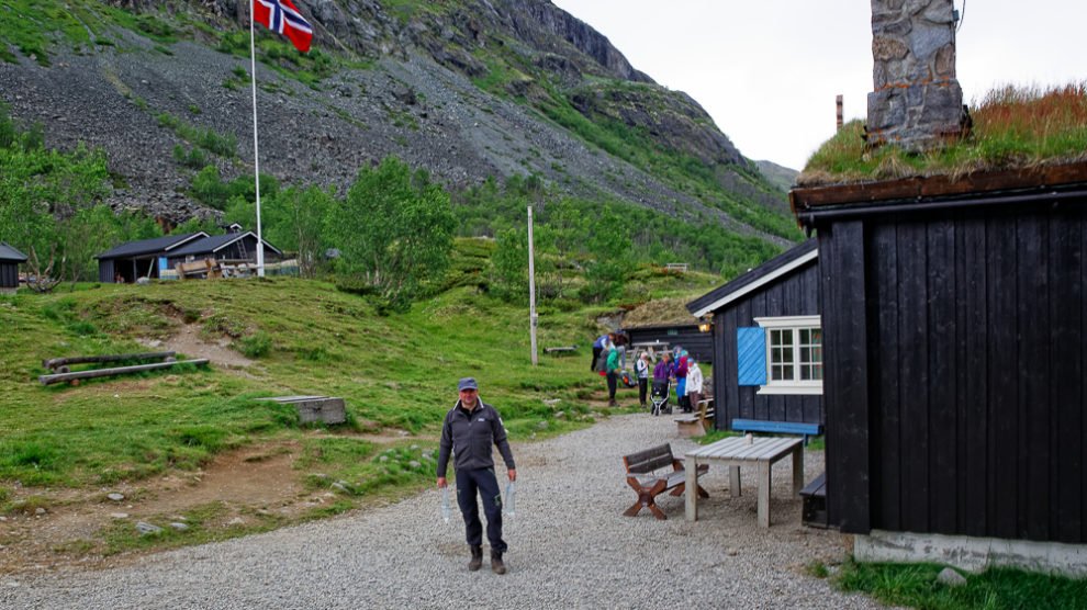Bild mit Sirko an der Gjendebu. Der populären Hütte im Jotunheimen in Norwegen