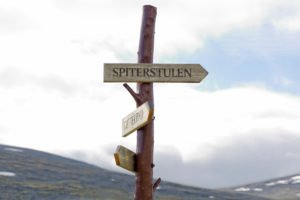 Bild mit Wegweiser, der in Richtung des nächsten Ziels zeigt. Spiterstulen im Jotunheimen (Norwegen)