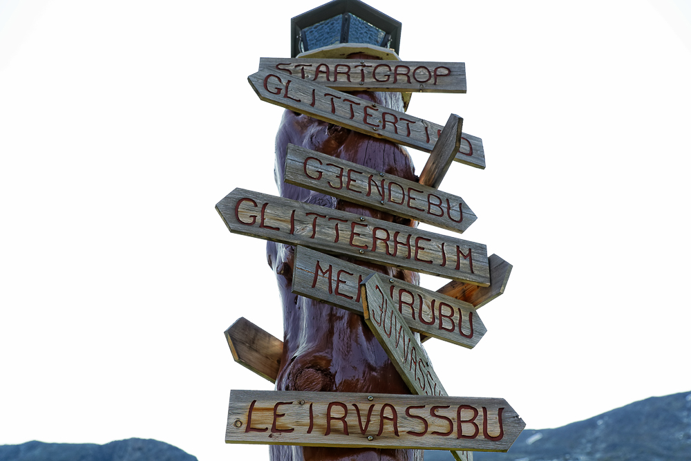 Bild mit Wegweiser im Jotunheimen, mit einer schier unglaublichen Auswahl an Wandermöglichkeiten