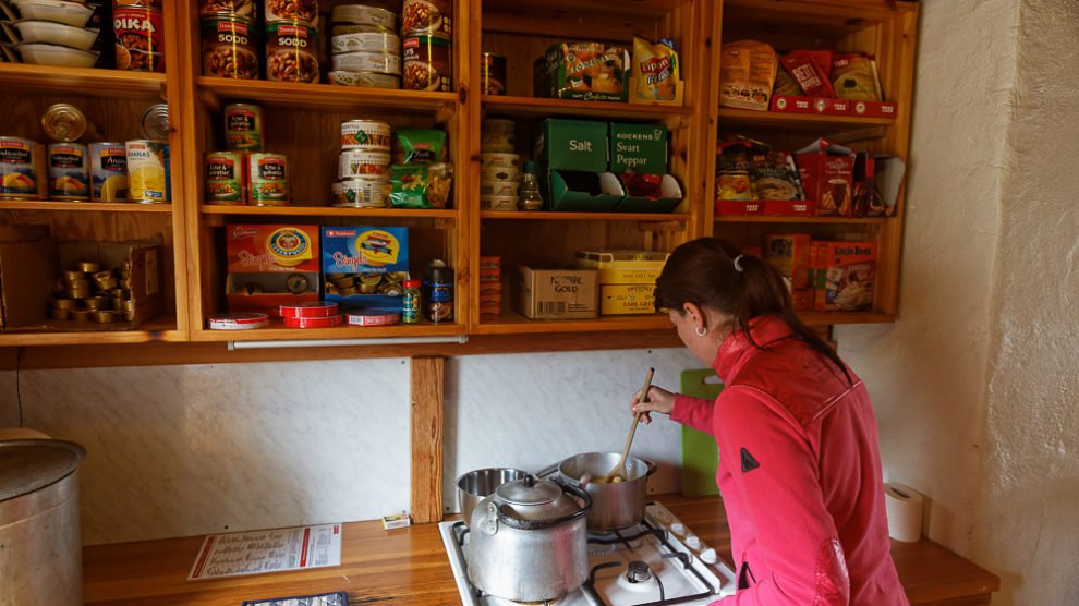 Bild in der Hütte Olavsbu beim Kochen, einer Hütte des norwegischen Wandervereins