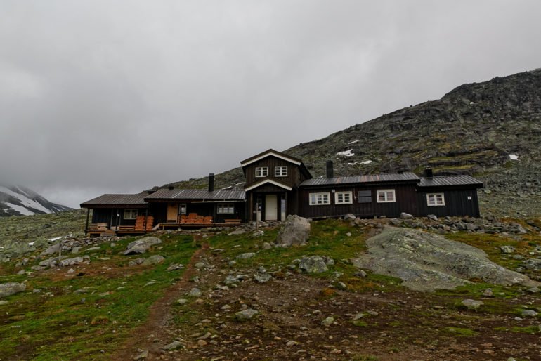 Bild mit der DNT Hütte Leirvassbu im Jotunheimen in Norwegen