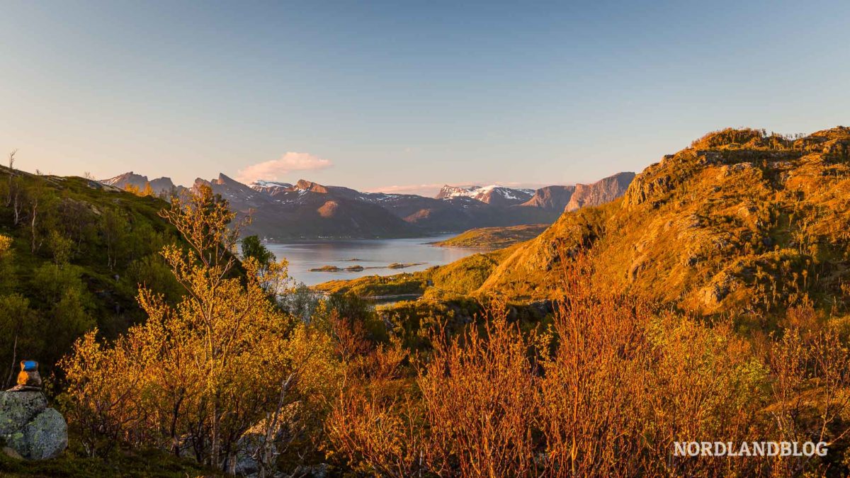 Goldenes Licht der Mitternachtssonne über der Insel Senja in Norwegen