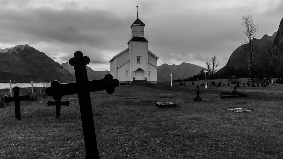 mystisches Bild von einer Kirche mit unweit von Tromsö (Norwegen)