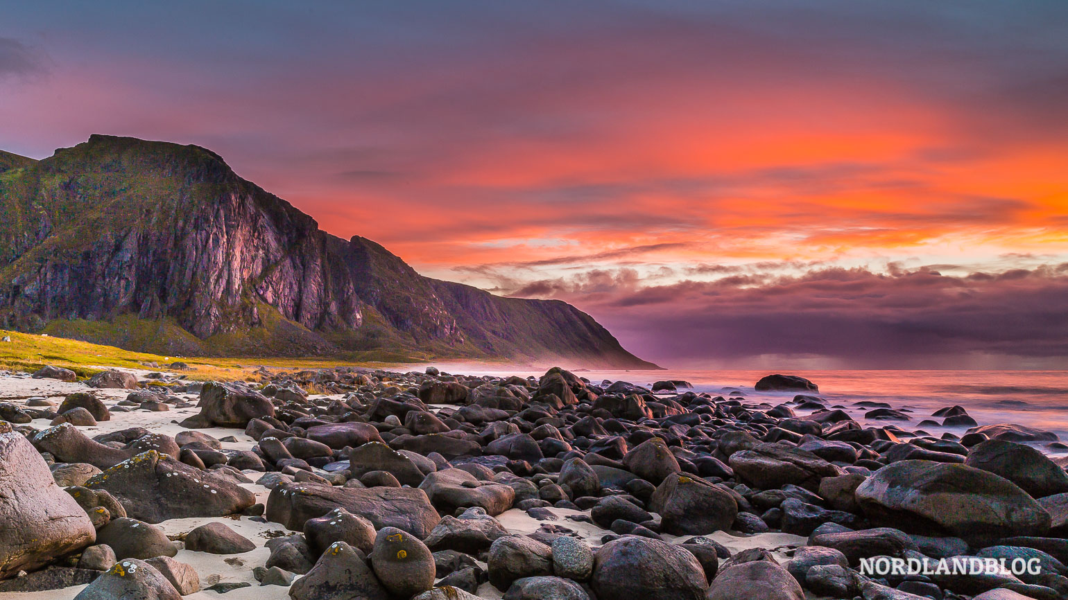 Die Sonne geht am Strand von Eggum (Lofoten / Norwegen)