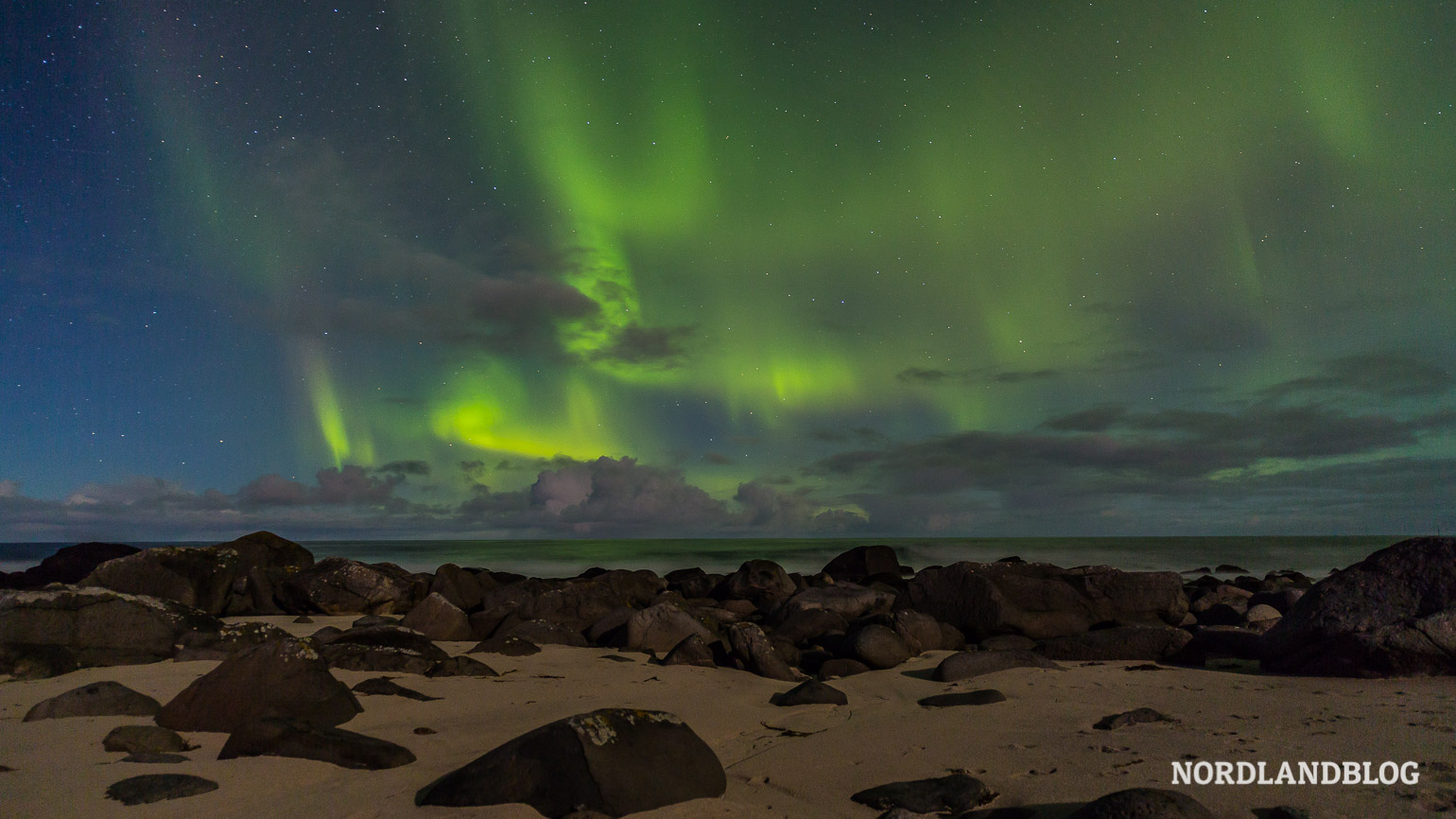 Nordlichter am Strand von Eggum (Lofoten)