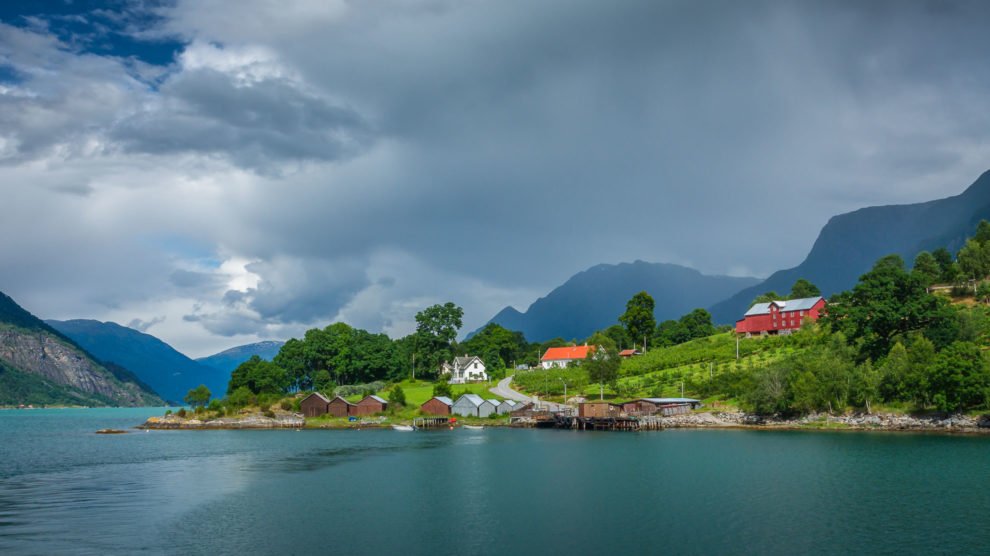 Titelbild Faszination Norwegen II - Blick auf Urnes am Sognefjord (Norwegen - Nordlandblog)