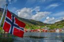 Titelbild Faszination Norwegen - Norwegische Fahne mit Blick auf Solvorn (Norwegen - Nordlandblog)