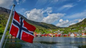 Titelbild Faszination Norwegen - Norwegische Fahne mit Blick auf Solvorn (Norwegen - Nordlandblog)