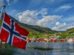 Titelbild Faszination Norwegen - Norwegische Fahne mit Blick auf Solvorn (Norwegen - Nordlandblog)