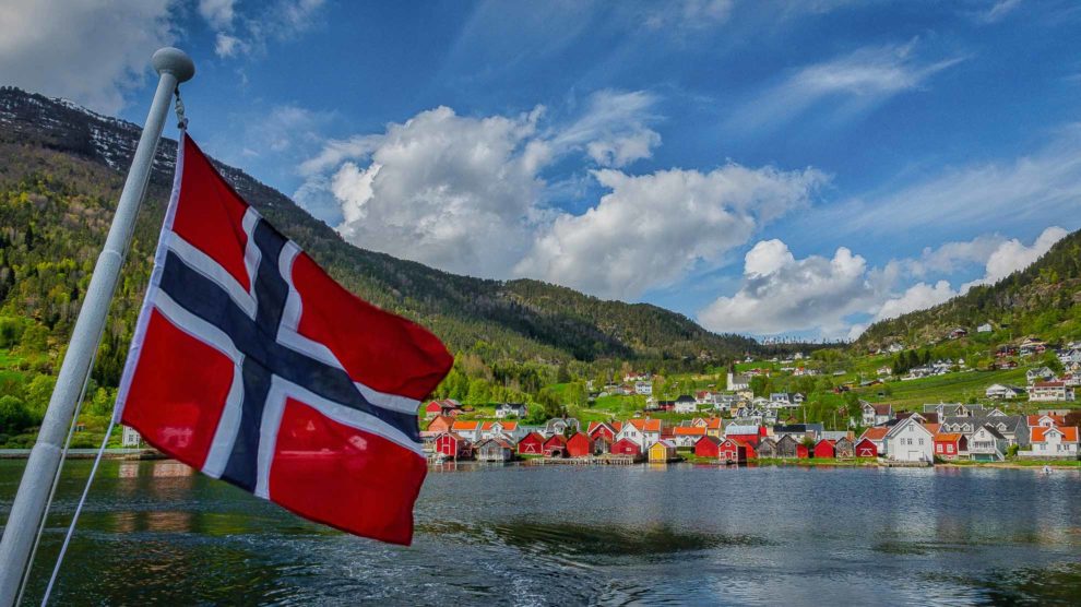 Titelbild Faszination Norwegen - Norwegische Fahne mit Blick auf Solvorn (Norwegen - Nordlandblog)