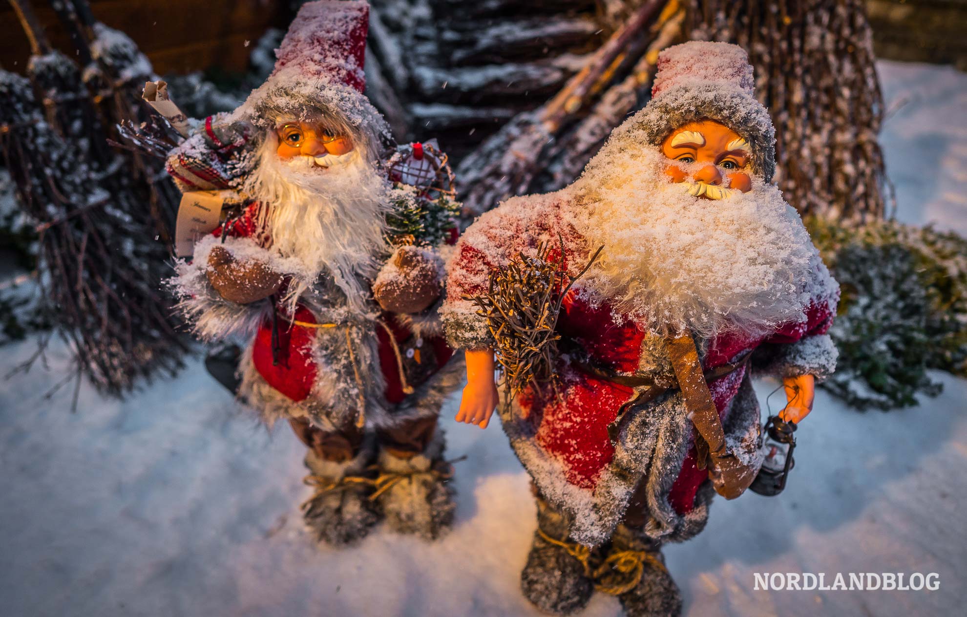 Norwegische Weihnachtsmänner im Schnee in Roros (Weihnachten in Norwegen)