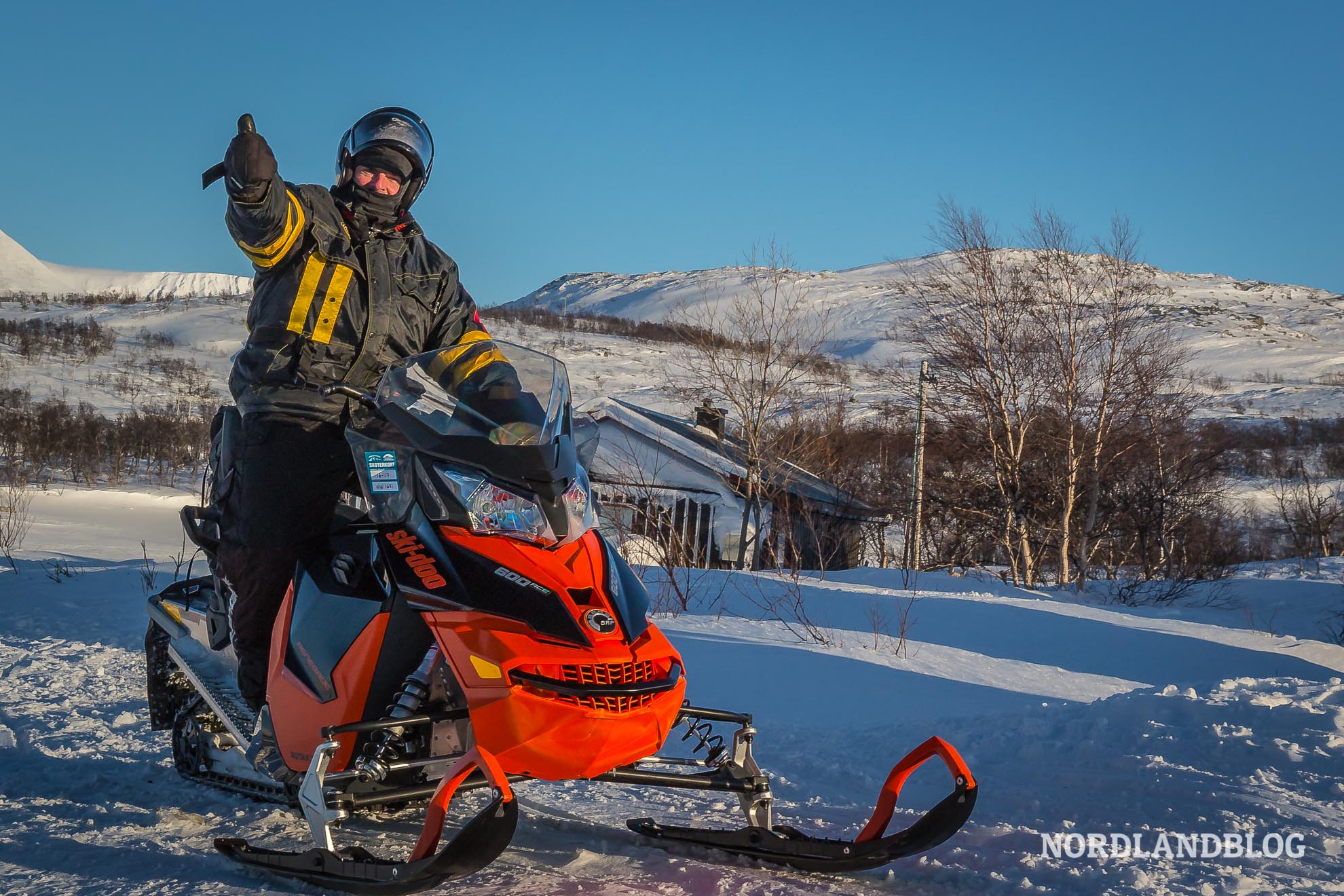 Schneemobil im Stugudalen Winterwunderland Tour Norwegen mit dem Kastenwagen im Winter