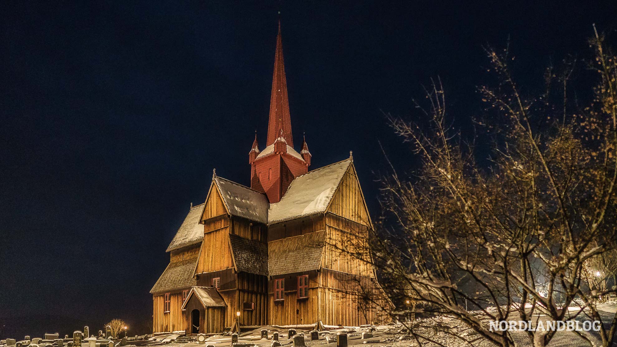 Stabkirche von Ringebu im Winter (Norwegen) Kastenwagen Rundreise Winterwunderland-Tour