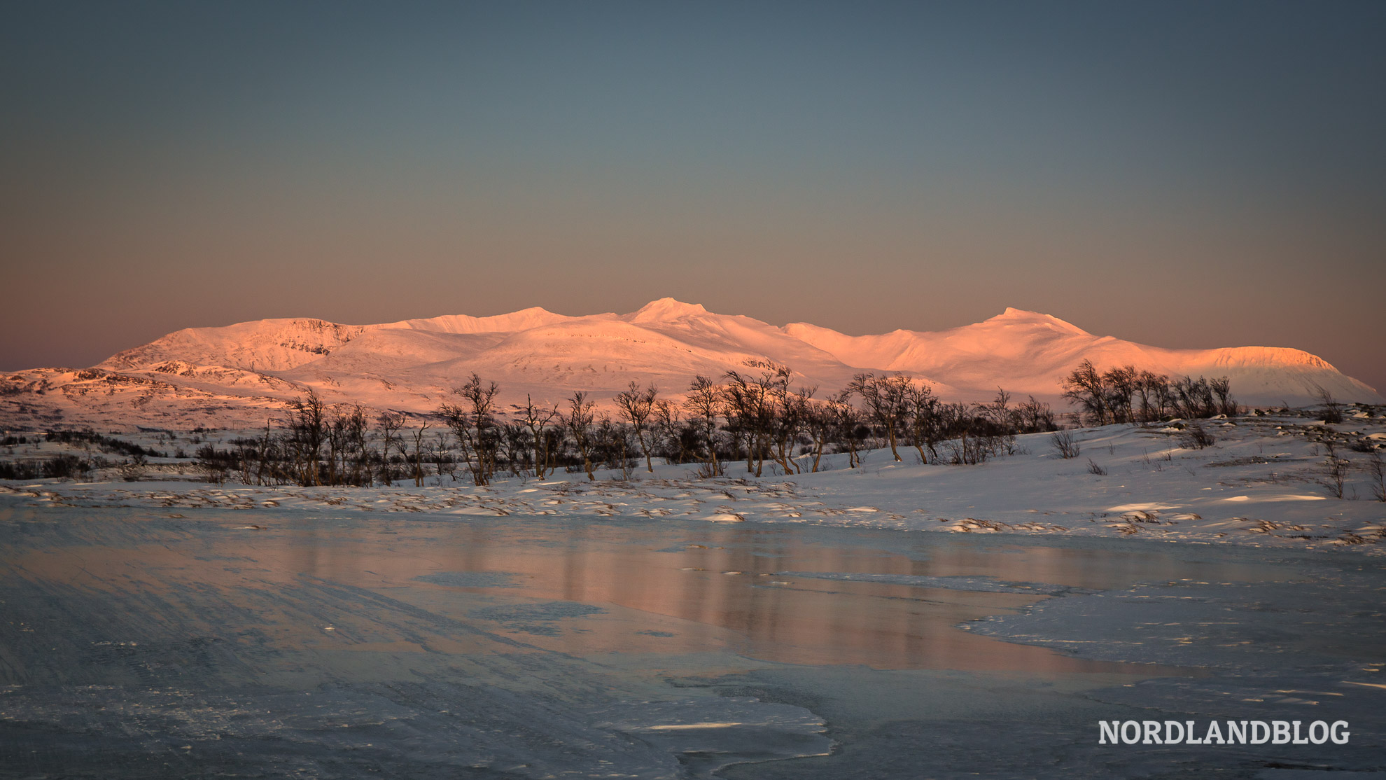 Sylan Gebirge im Abendlicht Winterwunderland Tour Norwegen mit dem Kastenwagen im Winter