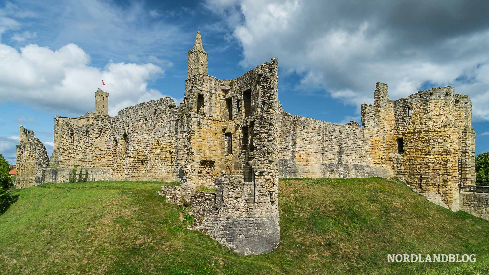 Ruinen von Warkworth Castle in Northtumberland (England) Kastenwegen-Rundreise Schottland (Nordlandblog)