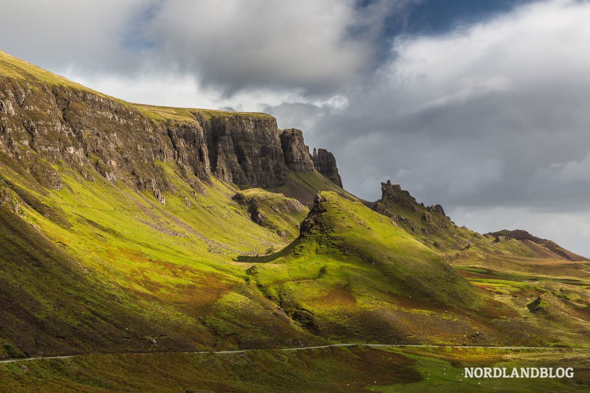 Quiraing auf der Isle of Skye verzaubert mit einer atemberaubenden Landschaft.