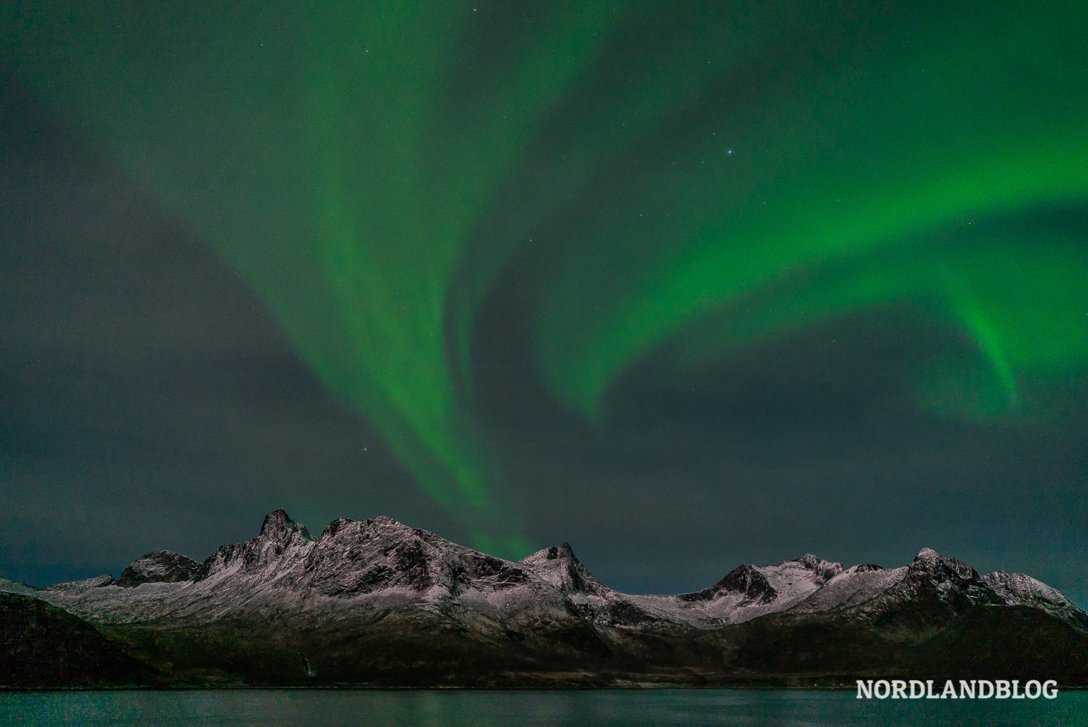 Nordlichter am Abendhimmel unweit von Tromsø