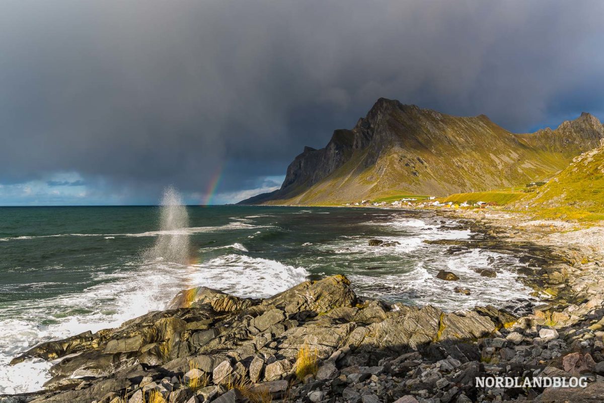 Auf dem Weg in das Dorf Vikten an der Nordseite der Lofoten Auf dem Weg in das Dorf Vikten an der Nordseite der Lofoten