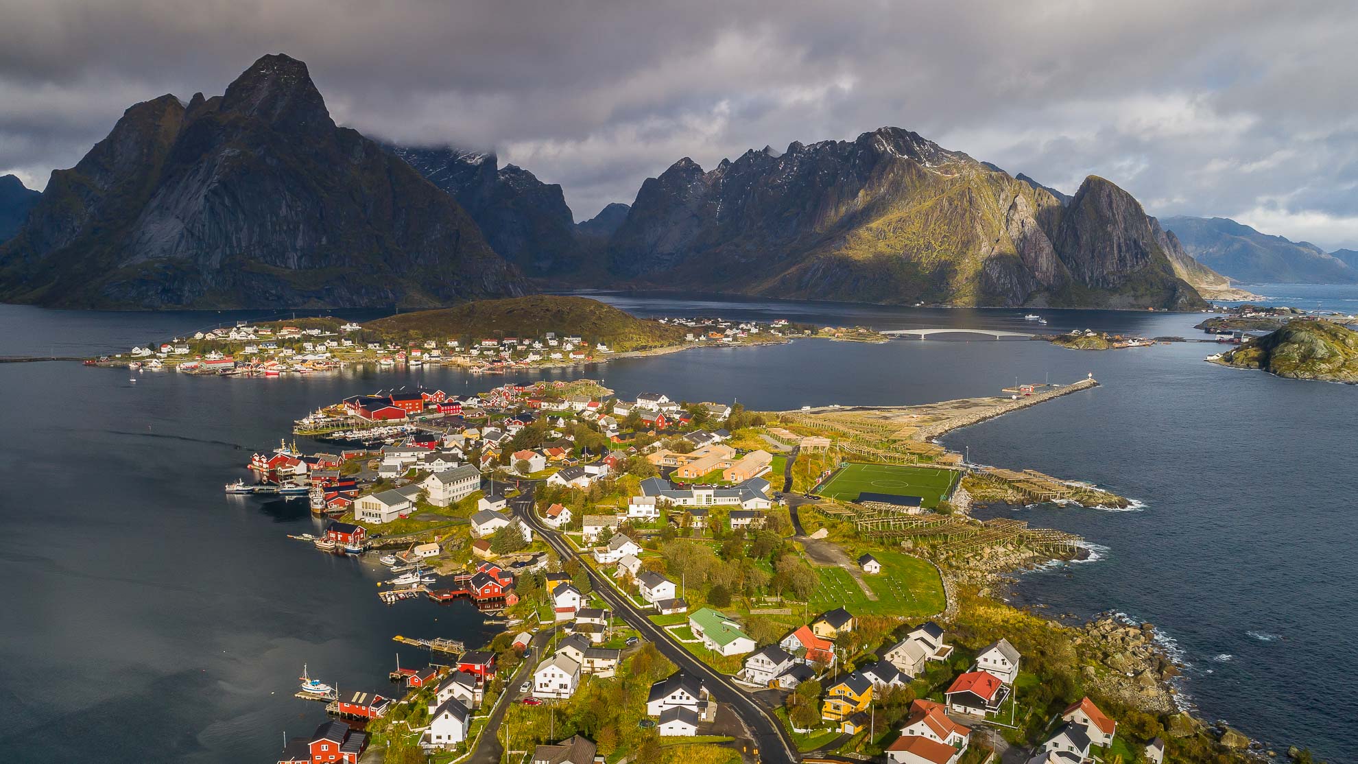 Nordnorwegen Lofoten Fischerdorf Reine Drohne Rundreise Kastenwagen-Roadtrip