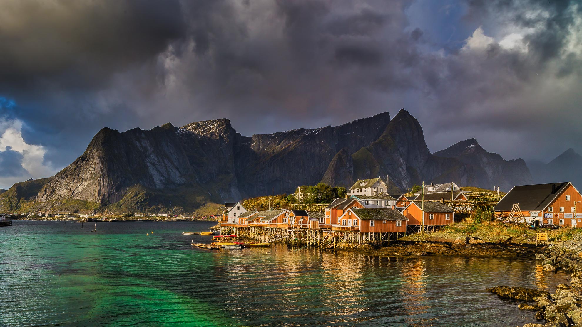 Nordnorwegen Lofoten Fischerdorf Sakrisoya Rundreise Kastenwagen-Roadtrip