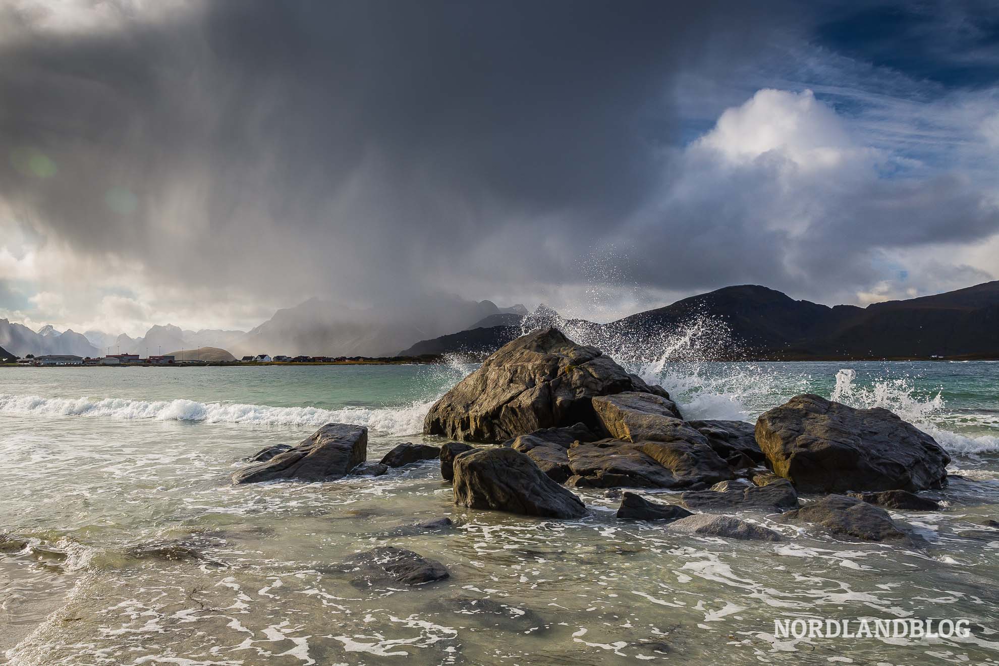 Nordnorwegen Lofoten Strand von Ramberg Kastenwagen-Roadtrip