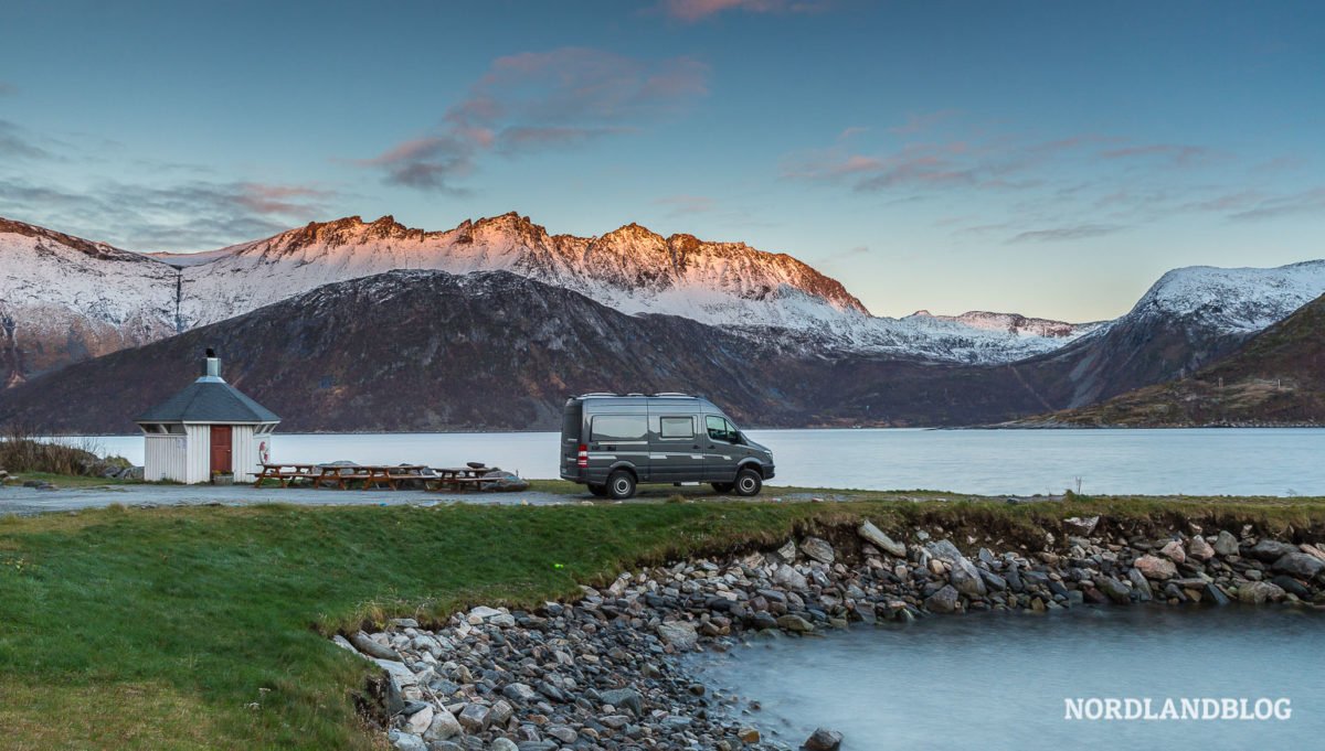 Wandern im Norden von Norwegen: Spektakulärer Blick vom Hesten auf den Segla (Insel Senja) Wandern im Norden von Norwegen: Spektakulärer Blick vom Hesten auf den Segla (Insel Senja) - Wandern, Troms, Trekking, Senja, Segla, Hiking, Hesten, Gipfeltour - norwegen-wanderungen - Wanderung in Nordnorwegen mit einer spektakulären Aussicht: 556 Meter erhebt sich der Hesten auf der Insel Senja über dem Fjord und bietet somit einen tollen Blick auf den Gipfel des Segla.