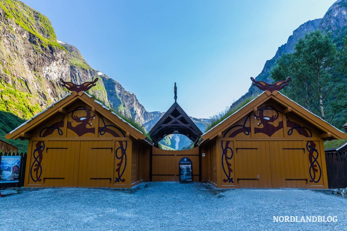 Best of Norwegen: 28 Highlights und Insidertipps am Sognefjord Best of Norwegen: 28 Highlights und Insidertipps am Sognefjord - Walaker Hotel, Urnes, Stegastein, Stabkirche, Solvorn, Sognefjord, Sognefjellveggen, Ornes, Nigardsbreen, Nes Gard, Molden, Luster, Feigumfossen, Borgund, Balestrand, Austerdalsbreen, Aurlandsfjord, Aurland - norwegen-reisetipps - 28 Highlights sowie die schönsten Orte in der Region und viele Insider-Tipps für Touren am Sognefjord in Norwegen. (Update: Stand Januar 2019)