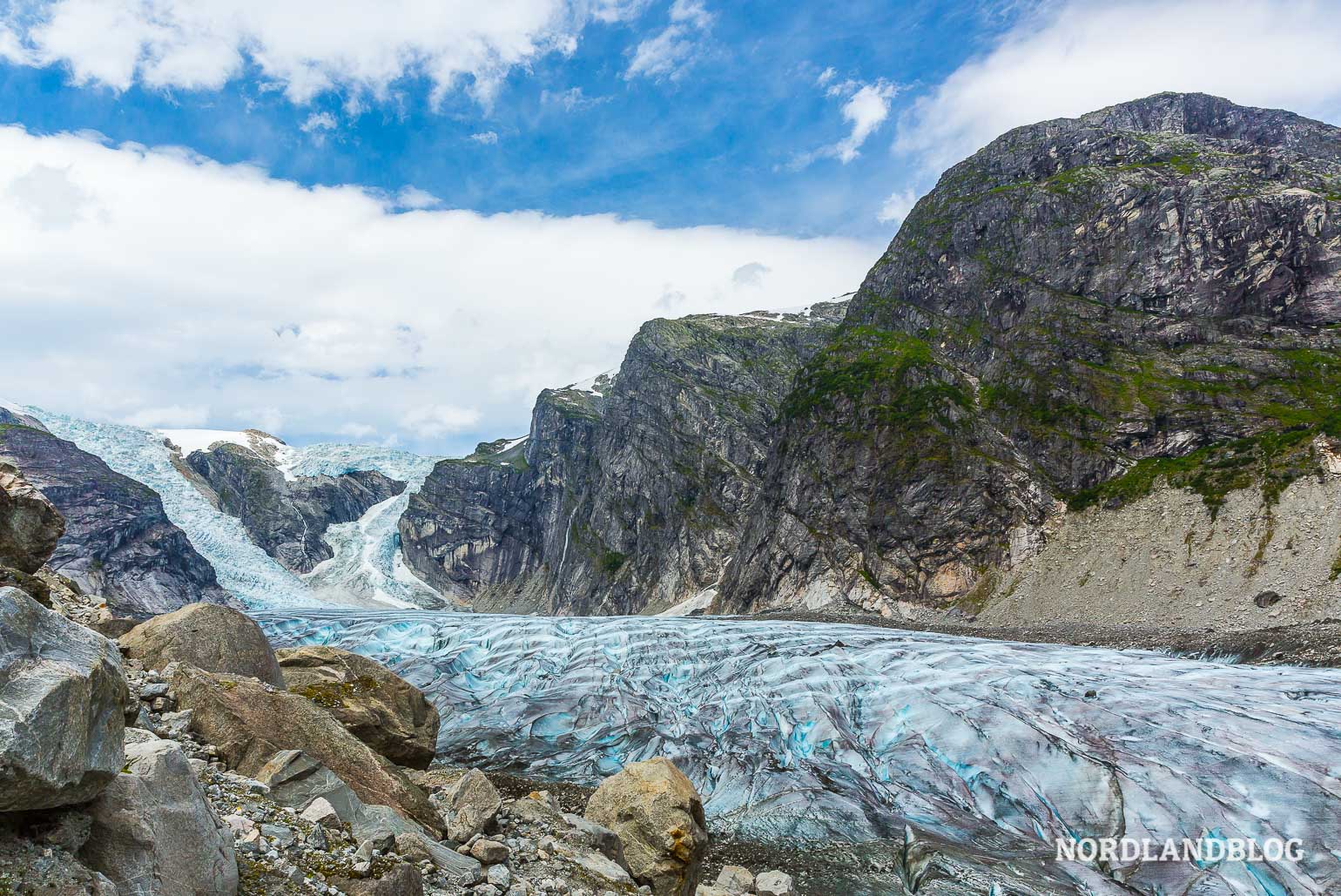 Wandern in Norwegen bedeutet auch eine Tour zu einem Gletscher, wie dem Austerdalsbreen zu gehen.