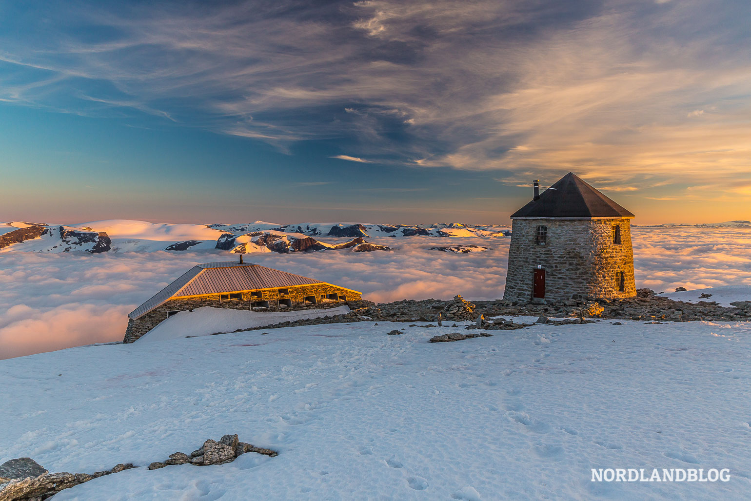 Wandern in Norwegen bietet auch Abenteuer in der DNT Hütte auf dem Skala am Nordfjord