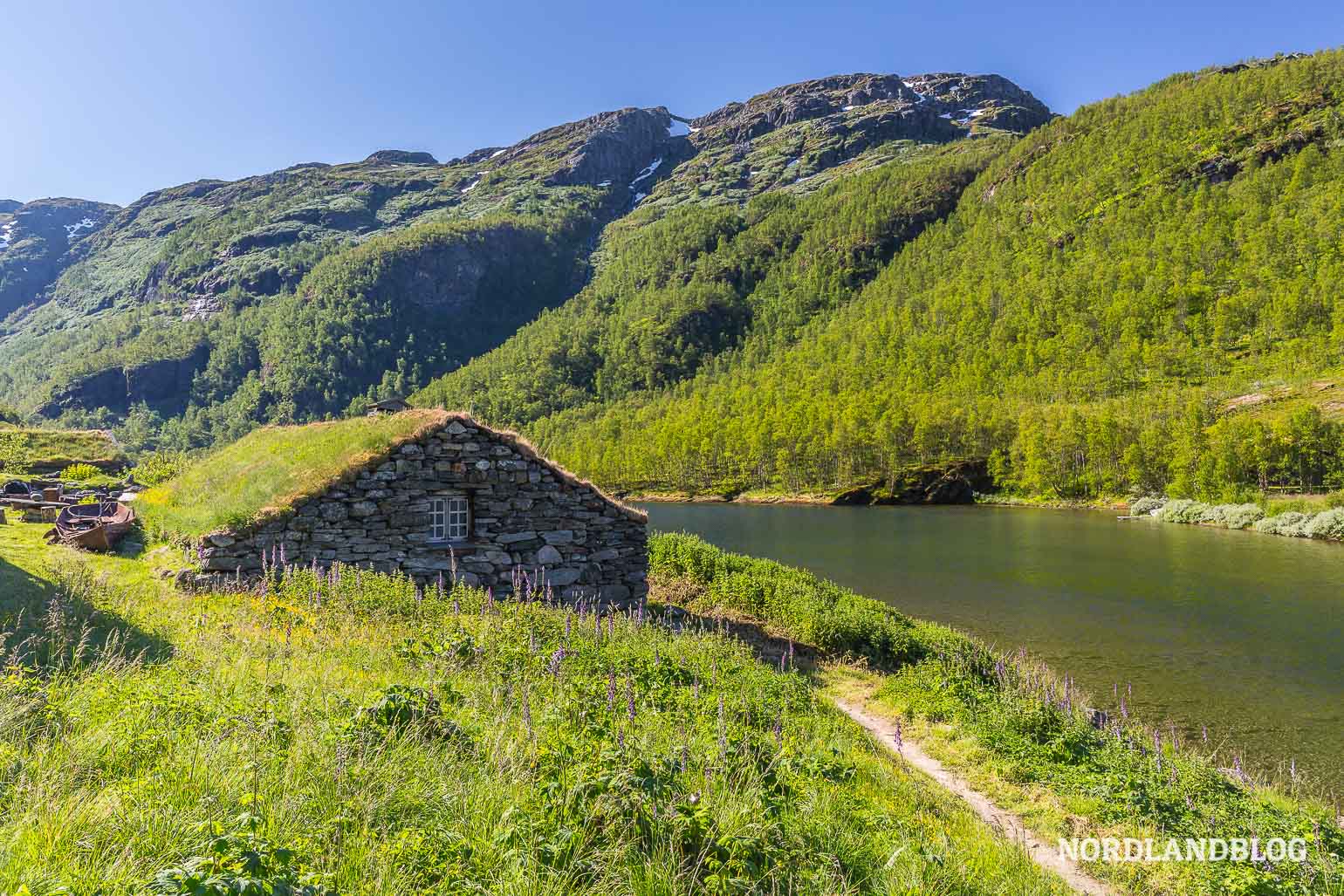 Wandern in Norwegen bedeutet auch eine Wanderung durch das Aurlandsdalen zu unternehmen 