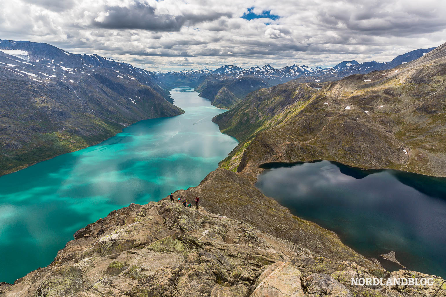 Wandern in Norwegen auf der populärsten Tour über den Besseggengrat im Nationalpark Jotunheimen