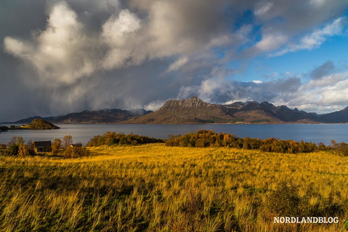 Roadtrip"Inseln des Nordens" - Herbst im Norden von Norwegen (Teil 3: Unterwegs auf den Vesterålen) Roadtrip"Inseln des Nordens" - Herbst im Norden von Norwegen (Teil 3: Unterwegs auf den Vesterålen) - Vesteralen, Van, Roadtrip, Nordnorwegen, Inseln des Nordens, Inseln, Herbst - roadtrips, norwegen - Im dritten Teil unserer spannenden Beitragsserie über unseren Norwegen-Roadtrip mit dem Kastenwagen, nehmen wir dich mit auf die Inselwelt der Vesterålen im Norden von Norwegen. Lies unter anderem von den ersten Nordlichtern des Jahres und dem beginnenden Winter...
