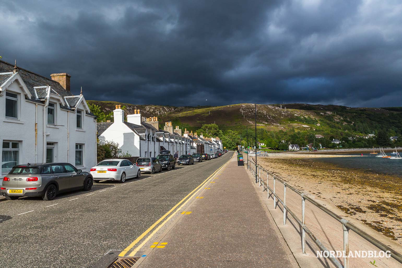 Die Promenade an der Küstenlinie von Ullapool